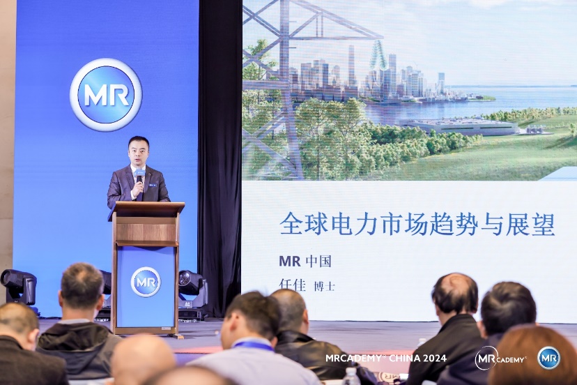 一群人在台上演讲 描述已自动生成