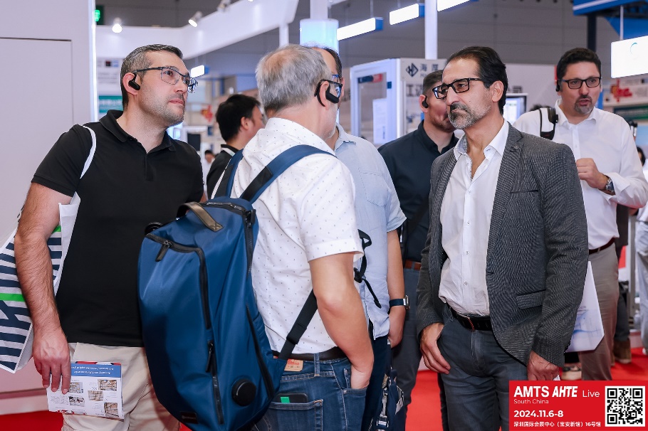 一群人站在行李旁 描述已自动生成