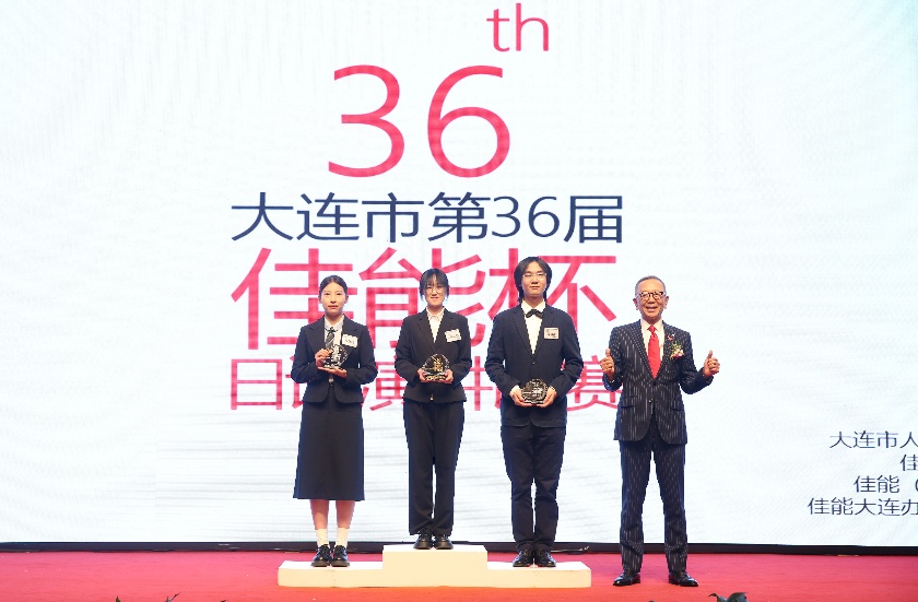 几个人站在一起 AI 生成的内容可能不正确。